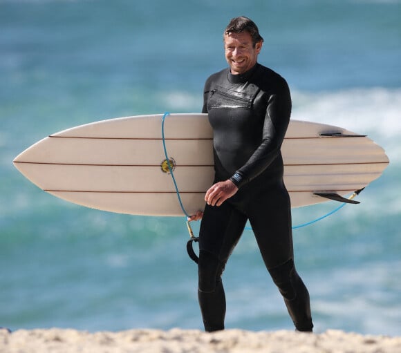 Exclusif - Simon Baker sur une plage de Sydney en Australie, le 13 août 2020 