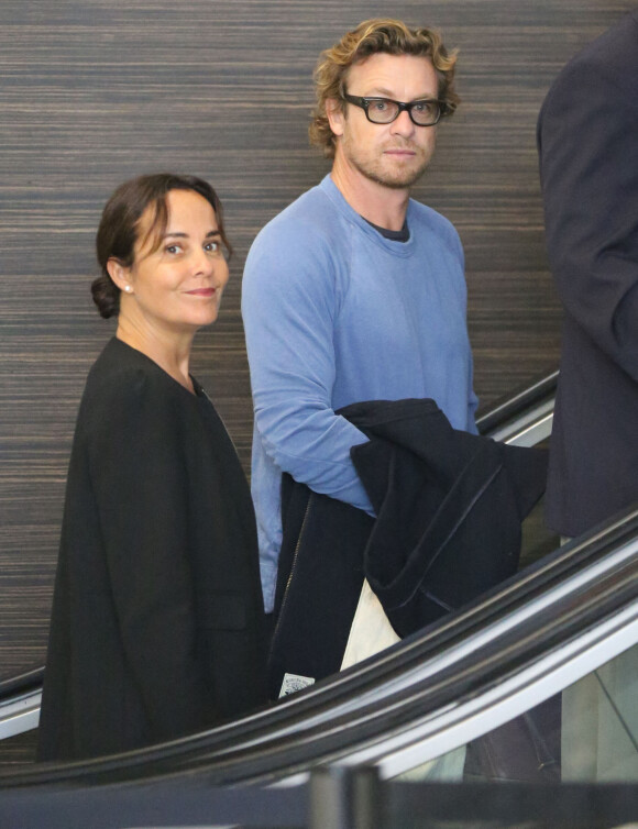 Simon Baker et sa femme Rebecca Rigg prennent un vol à l'aéroport de Los Angeles, le 2 février 2015.