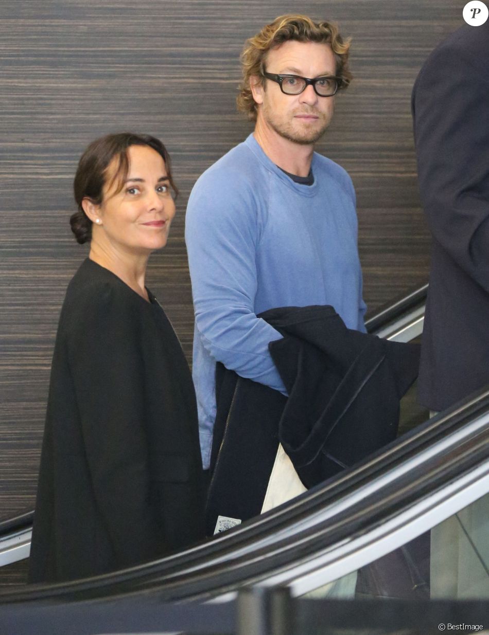 Simon Baker et sa femme Rebecca Rigg prennent un vol à l'aéroport de Los Angeles, le 2 février 2015.