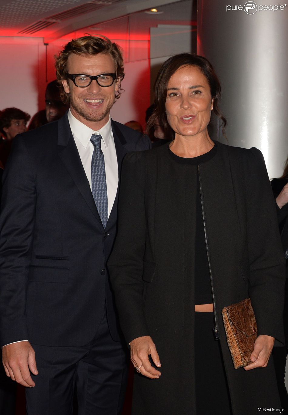Simon Baker et son épouse Rebecca Rigg - Photocall de Mentalist à TF1 à Paris le 6 février 2015.