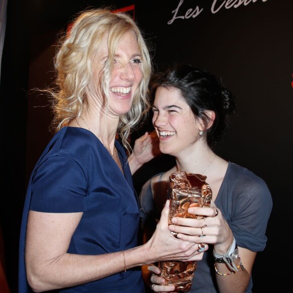 Sandrine Kiberlain (César de la meilleure actrice pour le film 9 mois ferme) et sa fille Suzanne lors du dîner au Fouquet's post-César.