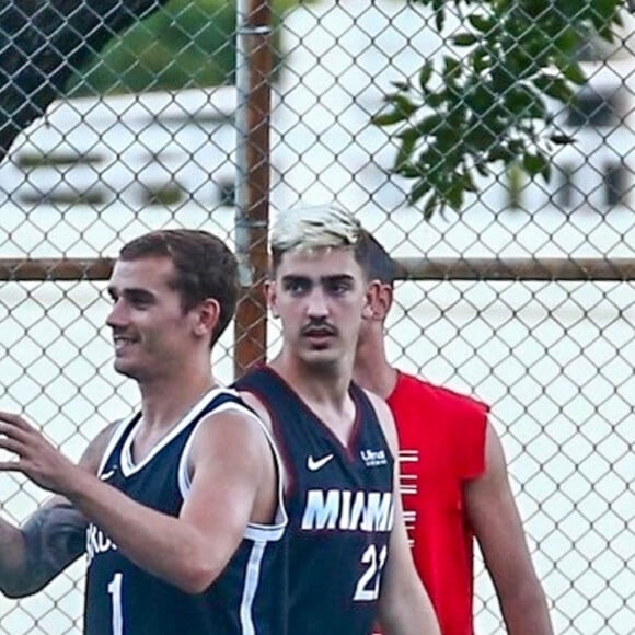 Exclusif - Antoine Griezmann et son frère Théo jouent au basketball pendant leurs vacances à Miami, Floride, Etats-Unis, le 5 août 2018. 