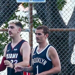 Exclusif - Antoine Griezmann et son frère Théo jouent au basketball pendant leurs vacances à Miami, Floride, Etats-Unis, le 5 août 2018. 