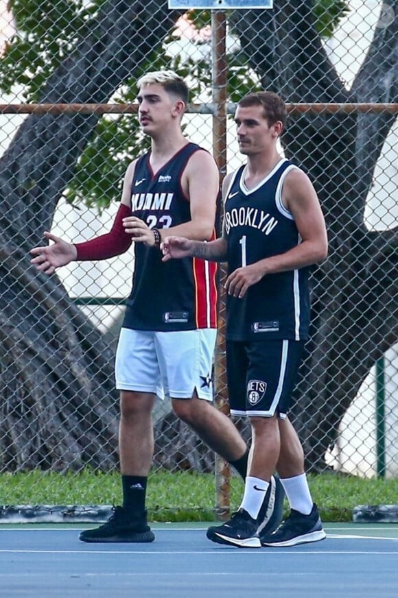 Exclusif - Antoine Griezmann et son frère Théo jouent au basketball pendant leurs vacances à Miami, Floride, Etats-Unis, le 5 août 2018. 