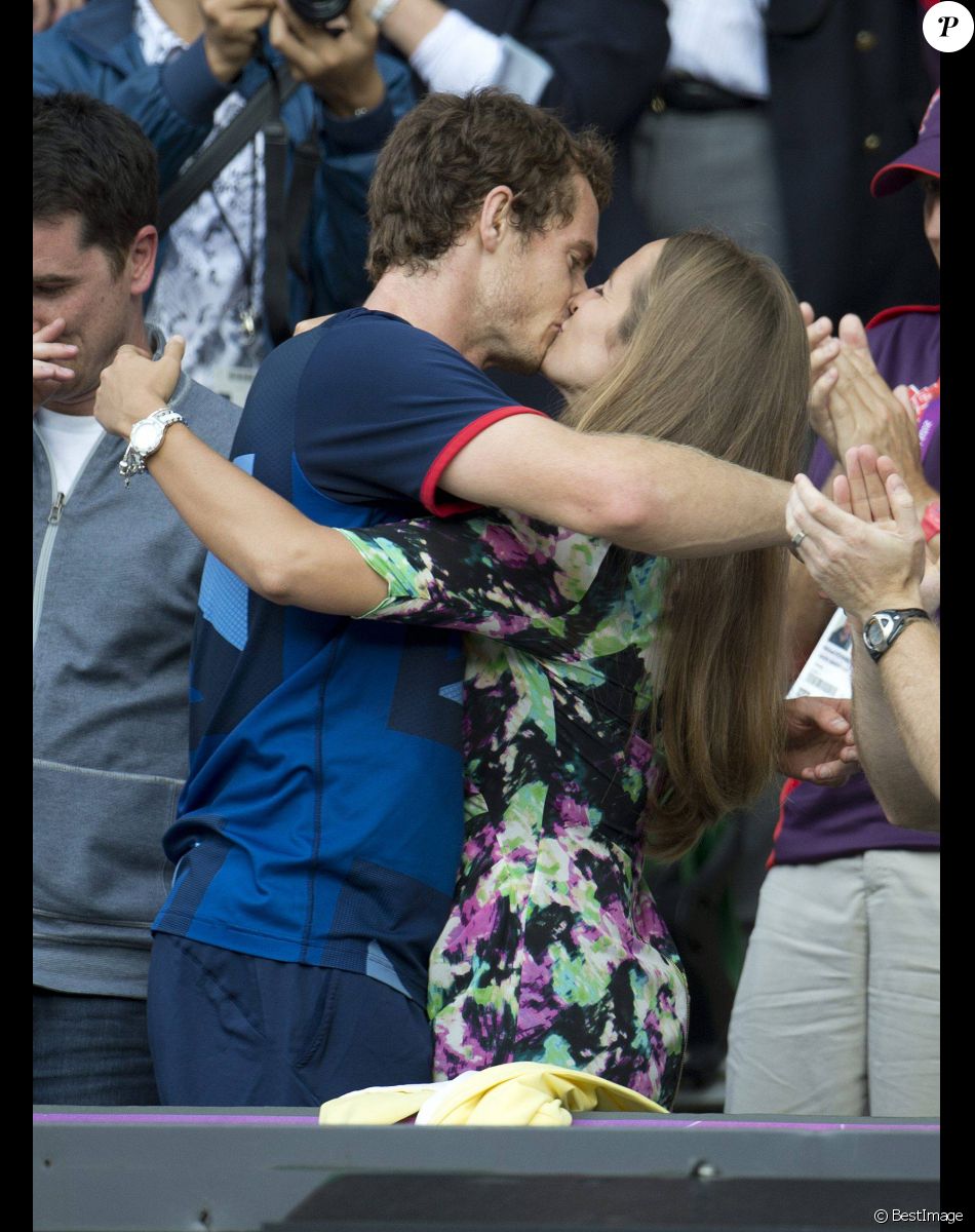 Andy Murray dans les bras de sa belle Kim Sears après avoir décroché l'or olympique lors des JO de Londres, le 5 août 2012