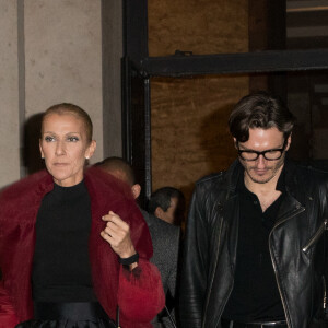 Céline Dion (Manteau en tulle rouge) et Pepe Munoz à la sortie du restaurant Girafe à Paris, France, le 27 janvier 2019. 