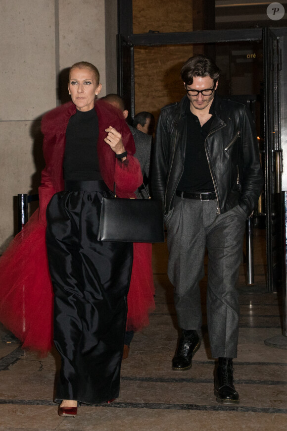 Céline Dion (Manteau en tulle rouge) et Pepe Munoz à la sortie du restaurant Girafe à Paris, France, le 27 janvier 2019. 