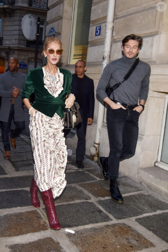 Celine Dion, avec Pepe Munoz, sort de l'hôtel de Crillon pour se rendre à un rendez-vous dans Paris le 25 janvier 2019. 