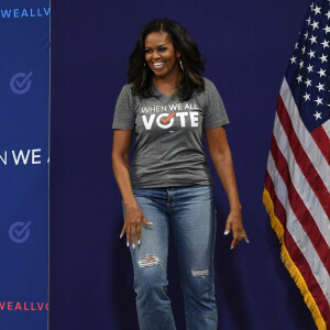 Michelle Obama : en mode rockstar pour la promo de son autobiographie à Miami. Alors qu'elle s'apprête à faire la promotion de ses mémoires, qui s'intitulent Becoming et sortiront le 13 novembre prochain, Michelle Obama a vu les choses en grand. L'ancienne firt lady s'est offert une tournée des stades digne de Beyoncé! Le 28 septembre 2018