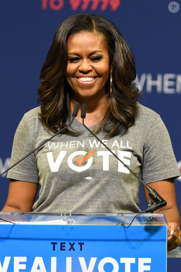Michelle Obama : en mode rockstar pour la promo de son autobiographie à Miami. Alors qu'elle s'apprête à faire la promotion de ses mémoires, qui s'intitulent Becoming. Michelle Obama a vu les choses en grand. L'ancienne firt lady s'est offert une tournée des stades digne de Beyoncé.