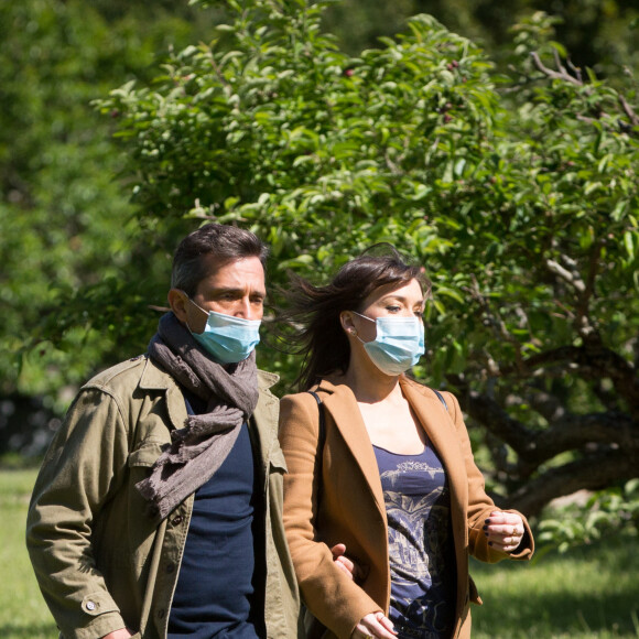 Exclusif - Sebastien Roch et Elsa Esnoult - Reprise du tournage de la série "Les Mystères de l'amour" à Cergy-Pontoise. Le 14 mai 2020.