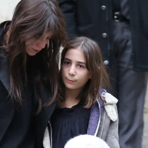 Charlotte Gainsbourg et sa fille Alice - Sortie des obsèques de Kate Barry en l'église Saint-Roch à Paris. Le 19 decembre 2013.