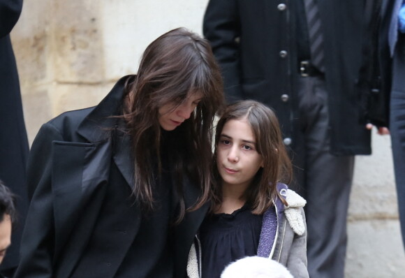 Charlotte Gainsbourg et sa fille Alice - Sortie des obsèques de Kate Barry en l'église Saint-Roch à Paris. Le 19 decembre 2013.