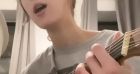 Alice Attal interprète "Make you feel my love", d'Adele, sur Instagram. Le 16 mars 2021.