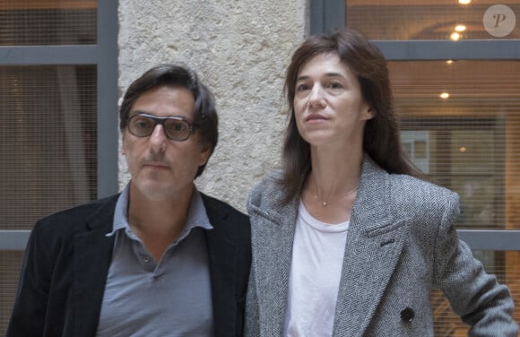 Yvan Attal et sa compagne Charlotte Gainsbourg lors d'une rencontre presse à Lyon. Le 30 septembre 2019. © Sandrine Thesillat/Panoramic/Bestimage
