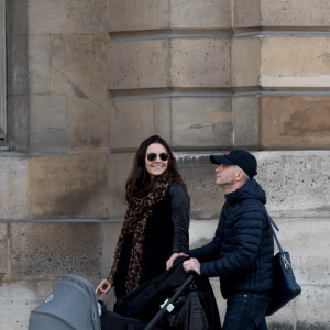 Samuel Etienne, sa femme Helen et leur fils Malo se promènent Place Vendôme à Paris le 25 février 2017