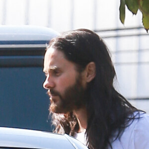 Exclusif - Jared Leto descend de sa voiture pied nu pour aller à la salle de gym à West Hollywood le 13 février 2020.