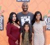 Kobe Bryant est mort à l'âge de 41 ans et de l'une de ses filles, Giana, à 13 ans, dans un accident d'hélicoptère à Calabasas en Californie.