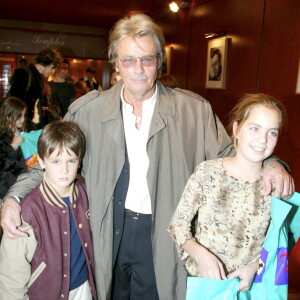 Alain Delon entouré de son fils Alain-Fabien et sa fille Anouchka Delon lors de la soirée pour la sortie de la cassette vidéo et du DVD du film "Les 101 Dalmatiens" à Paris © Christophe Aubert via Bestimage