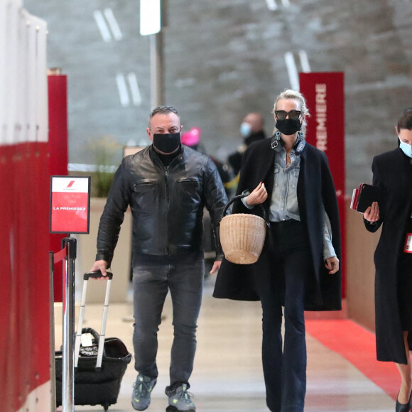 Exclusif - Laeticia Hallyday est à l'aéroport de Roissy-Charles-de-Gaulle pour prendre un vol à destination de Los Angeles. Après un voyage éclair à Paris pour des rendez-vous importants, elle rentre à Los Angeles pour arriver à temps pour fêter son anniversaire le lendemain (18 mars). Elle est accompagnée de Carl, son chauffeur. Paris, le 17 mars 2021.