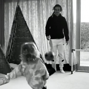 Antoine Griezmann transmet sa passion du foot et son redoutable pied gauche à son fils Amaro.