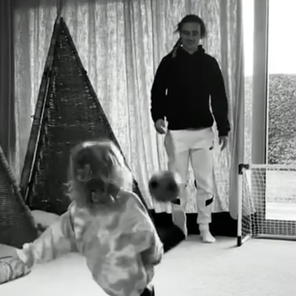 Antoine Griezmann transmet sa passion du foot et son redoutable pied gauche à son fils Amaro.