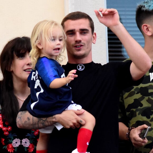 Antoine Griezmann avec sa fille Mia dans ses bras, son frère Théo et sa soeur Maud à Mâcon le 20 juiilet 2018 © Romain Doucelin / Bestimage  