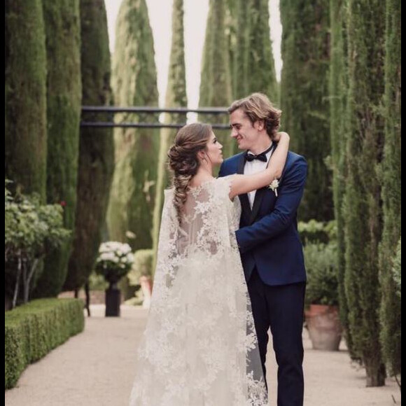 Antoine Griezmann a publié une photo de son mariage avec Erika Choperena sur sa page Facebook le 17 juin 2017.