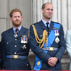 Le prince Harry, duc de Sussex, le prince William, duc de Cambridge, Kate Catherine Middleton, duchesse de Cambridge lors de la parade aérienne de la RAF pour le centième anniversaire au palais de Buckingham à Londres. Le 10 juillet 2018.