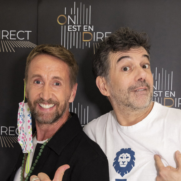 Exclusif - Philippe Cavérivière, Stéphane Plaza, avec le Tshirt de l'association Léo, parrainée par Philippe Cavérivière - Backstage de l'émission OEED (On Est En Direct) , présentée par L.Ruquier et diffusée en direct le 20 mars 2021 sur France 2. Paris, le 20 mars 2021. © Jack Tribeca / Bestimage 