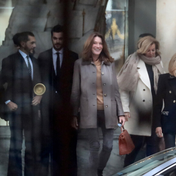 Brigitte Macron raccompagne les anciennes premières dames Carla Bruni-Sarkozy et Valérie Trierweiler après un déjeuner au palais de l'Elysée à Paris le 24 janvier 2019. 
