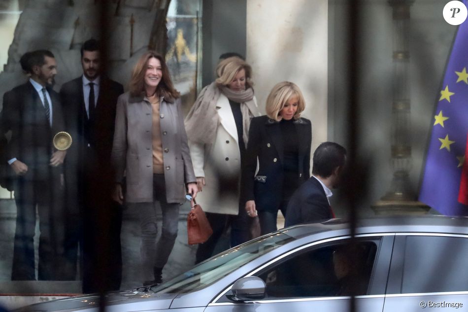 Brigitte Macron raccompagne les anciennes premières dames Carla Bruni-Sarkozy et Valérie Trierweiler après un déjeuner au palais de l'Elysée à Paris le 24 janvier 2019.