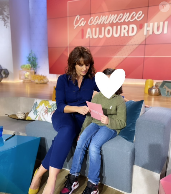 Faustine Bollaert et sa fille sur le plateau de l'émission "Ça commence aujourd'hui". Février 2021.