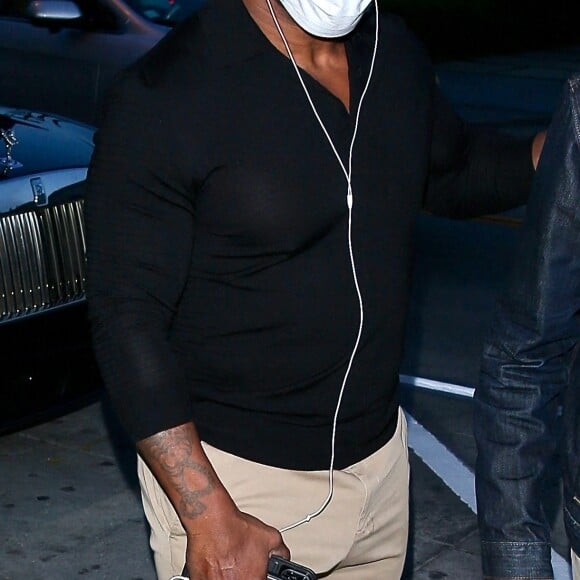 Mike Tyson sort d'un dîner avec des amis à West Hollywood le 12 mars 2021.