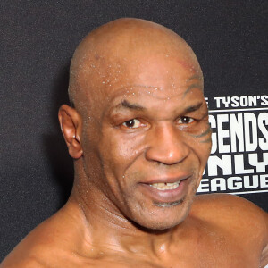 Mike Tyson (54 ans) affronte Roy Jones Jr. (51 ans) lors d'un combat de boxe au Staples Center à Los Angeles. © Joe Scarnici/Getty Images for Triller via Zuma / Bestimage