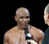 Mike Tyson (54 ans) affronte Roy Jones Jr. (51 ans) lors d'un combat de boxe au Staples Center à Los Angeles : Match nul le 28 novembre 2020. © Joe Scarnici/Getty Images for Triller via Zuma / Bestimage