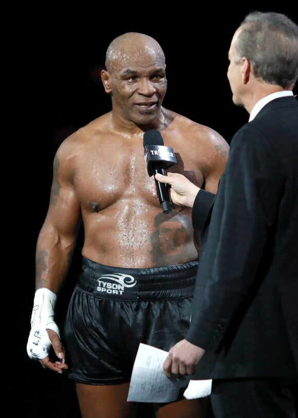 Mike Tyson (54 ans) affronte Roy Jones Jr. (51 ans) lors d'un combat de boxe au Staples Center à Los Angeles : Match nul le 28 novembre 2020. © Joe Scarnici/Getty Images for Triller via Zuma / Bestimage