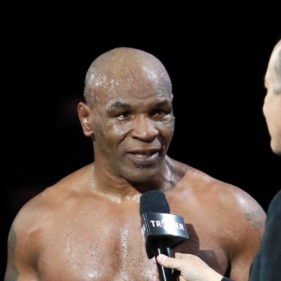 Mike Tyson (54 ans) affronte Roy Jones Jr. (51 ans) lors d'un combat de boxe au Staples Center à Los Angeles : Match nul le 28 novembre 2020. © Joe Scarnici/Getty Images for Triller via Zuma / Bestimage