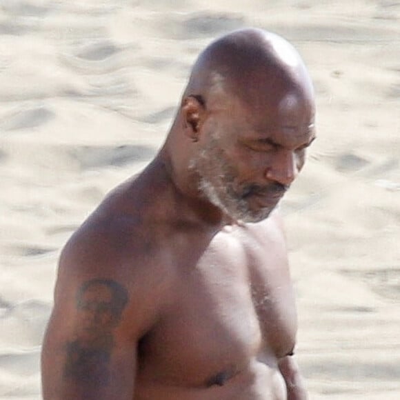 Exclusif - Le grand boxeur Mike Tyson en tournage sur une plage à Los Angeles, le 1er juillet 2020. Il a participé à de nombreuses activités de plage comme renverser une cage à requins, soulever de grandes quantités de poissons morts et sauver des vies. Il porte un équipement de plongée et des flotteurs aux bras.