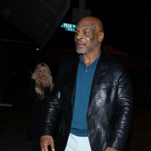 Mike Tyson marchant à Hollywood le 12 mars 2020.