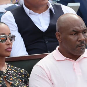 Mike Tyson et sa femme Lakiha Spicer dans les tribunes lors des internationaux de France de Roland Garros à Paris le 7 juin 2018. © Cyril Moreau / Bestimage