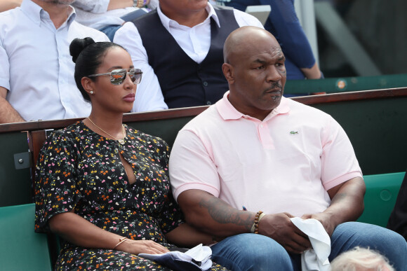 Mike Tyson et sa femme Lakiha Spicer dans les tribunes lors des internationaux de France de Roland Garros à Paris le 7 juin 2018. © Cyril Moreau / Bestimage