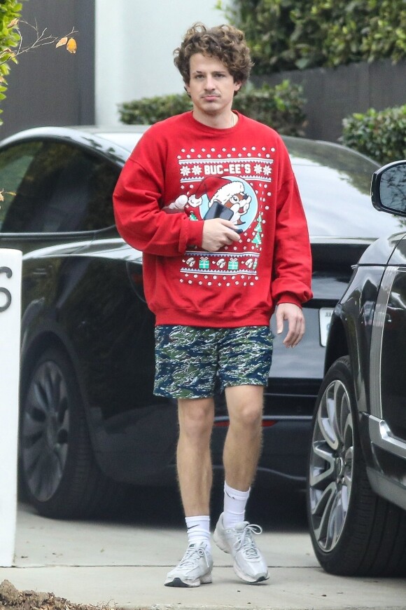 Exclusif - Charlie Puth sort de son cours de gym avec un pull de Noël à West Hollywood, Los Angeles, le 7 décembre 2020.