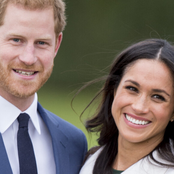 Le Prince Harry et Meghan Markle posent à Kensington palace après l'annonce de leur mariage au printemps 2018 à Londres le 27 novembre 2017. 