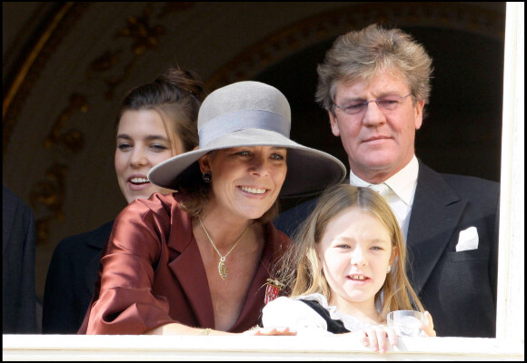Charlotte Casiraghi, la princesse Caroline de Hanovre, la princesse Alexandra, le prince Ernst August de Hanovre - La famille monégasque au balcon du palais lors de la fête nationale.