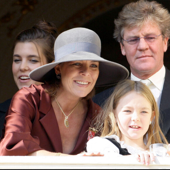 Charlotte Casiraghi, la princesse Caroline de Hanovre, la princesse Alexandra, le prince Ernst August de Hanovre - La famille monégasque au balcon du palais lors de la fête nationale.