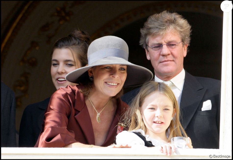Charlotte Casiraghi, la princesse Caroline de Hanovre, la princesse Alexandra, le prince Ernst August de Hanovre - La famille monégasque au balcon du palais lors de la fête nationale.