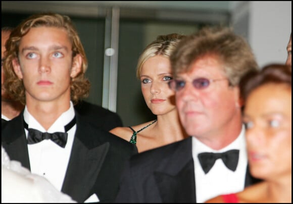 Le prince Albert II de Monaco, la princesse Stéhanie, le prince Ernst August de Hanovre et la princesse Caroline de Hanovre - Gala de la croix rouge en 2006.