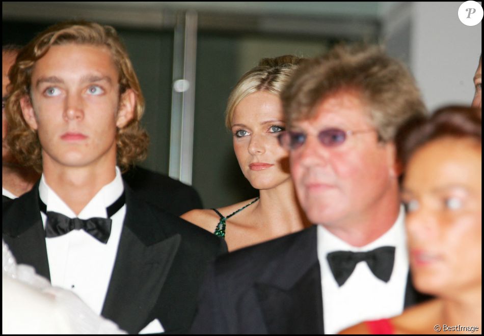 Le prince Albert II de Monaco, la princesse Stéhanie, le prince Ernst August de Hanovre et la princesse Caroline de Hanovre - Gala de la croix rouge en 2006.