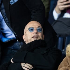 Pascal Obispo et sa femme Julie Hantson dans les tribunes lors du match de championnat de Ligue 1 Conforama opposant le Paris Saint-Germain (PSG) aux Girondins de Bordeaux au Parc des Princes à Paris, le 23 février 2020. © Cyril Moreau/Bestimage 